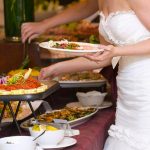 Insólito: Arrestan a mujer que sirvió comida con marihuana en su boda