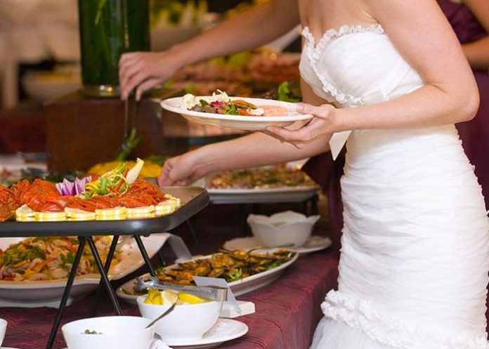 Insólito: Arrestan a mujer que sirvió comida con marihuana en su boda