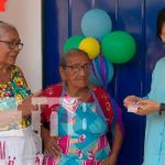 Anciana de 96 años contenta con nueva vivienda digna en Managua Entrega de vivienda digna para una familia en Managua