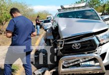 Camioneta se va a un «guindo» luego que otra la impactara en Managua Accidente de tránsito en Carretera Nueva a León, Managua