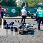 «Cincuentón» con fractura expuesta por choque entre motos en Managua Accidente de tránsito con dos motos en Managua