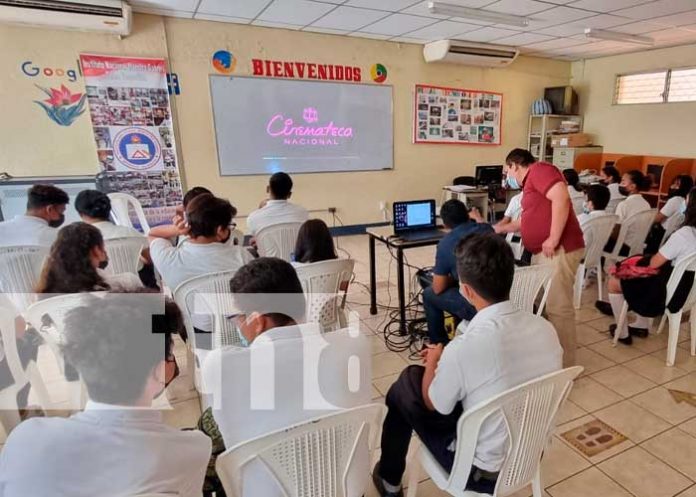 Proyección de cine en colegio de Managua, Nicaragua