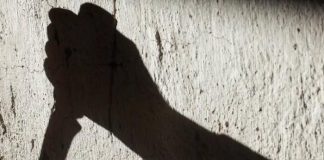 Hombre decapita a niña y camina con la cabeza por un poblado en la India