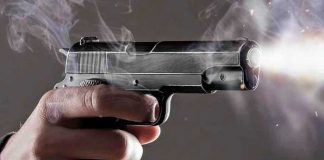 Persona disparando un arma