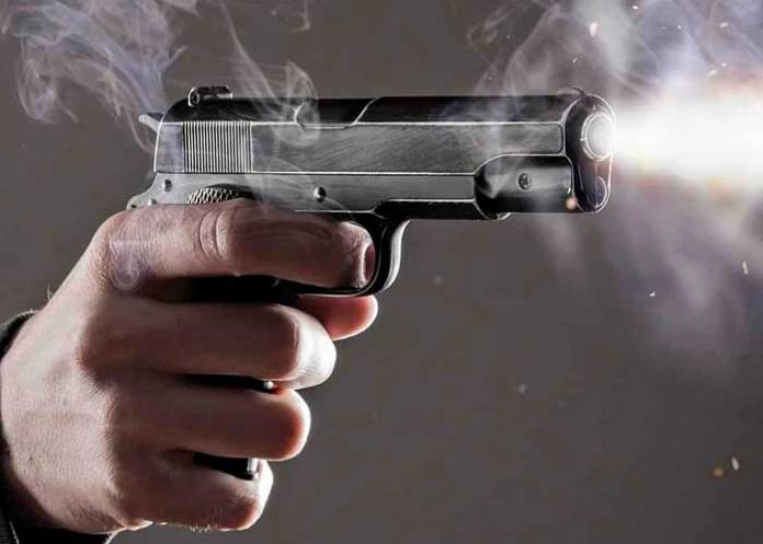 Persona disparando un arma