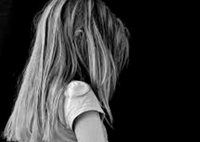 ¡No tenía como mantenerla! Intentó vender a su hija a través de Facebook