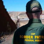 ¡Salvaje! Agente fronterizo humilla y maltrata a migrante hondureño ¡Salvaje! Agente fronterizo humilla y maltrata a migrante hondureño