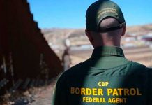 ¡Salvaje! Agente fronterizo humilla y maltrata a migrante hondureño ¡Salvaje! Agente fronterizo humilla y maltrata a migrante hondureño