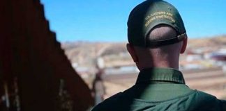 ¡Salvaje! Agente fronterizo humilla y maltrata a migrante hondureño