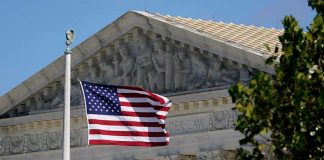 ¡Terrible! Hombre se quema vivo frente a la Corte Suprema de Estados Unidos