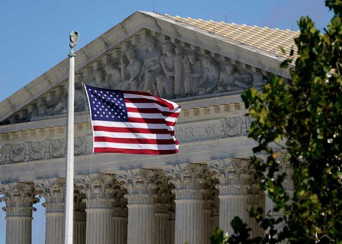 ¡Terrible! Hombre se quema vivo frente a la Corte Suprema de Estados Unidos