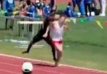 ¡Insólito! Hombre le mete un galletazo a su rival durante carrera de atletismo ¡Insólito! Hombre le mete un galletazo a su rival durante carrera de atletismo