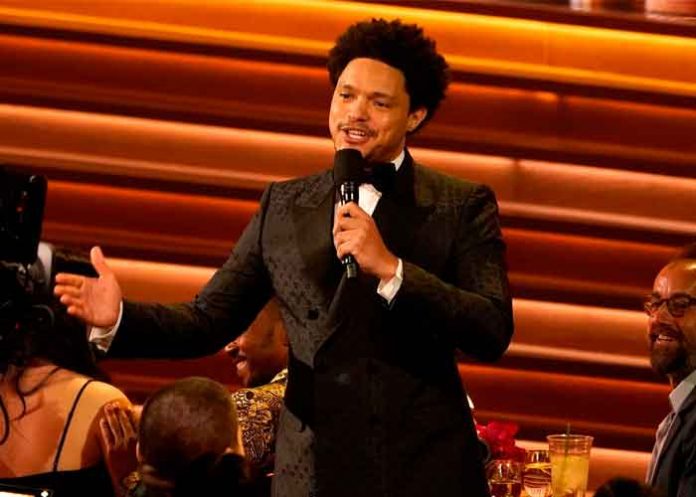 Trevor Noah se burla en los Grammy de la bofetada de Will Smith a Chris Rock