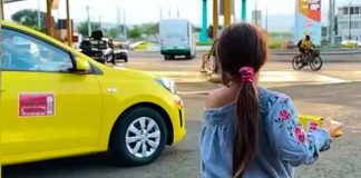 VIDEO: En Guatemala, niña aprende 8 idiomas para venderle a turistas