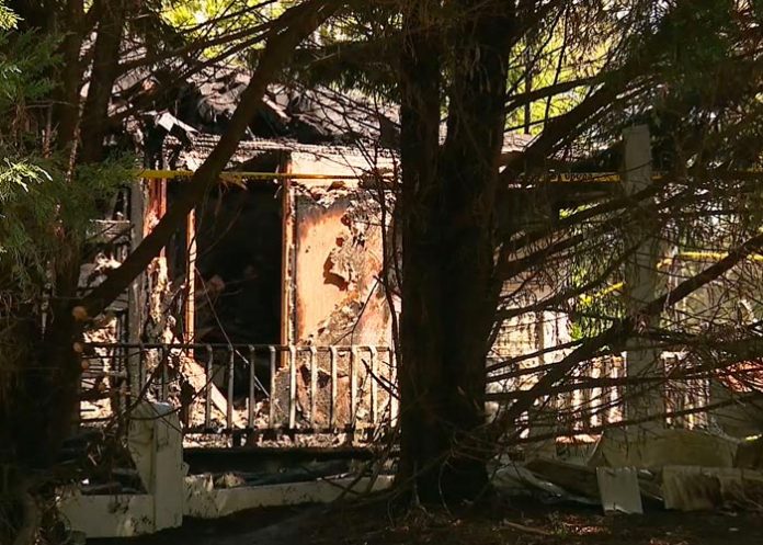 Adolescente es acusado de provocar incendio que mató a su hermana, EE.UU