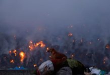 Bomberos luchan contra masivo incendio en capital india de Nueva Delhi