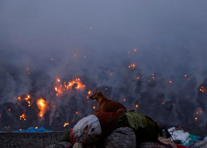 Bomberos luchan contra masivo incendio en capital india de Nueva Delhi