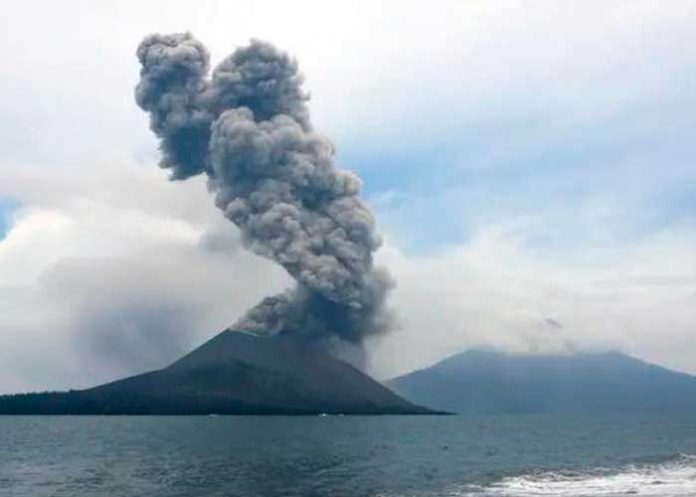 Apocalíptica erupción de Krakatoa dejó gigantesca nube de ceniza en Indonesia