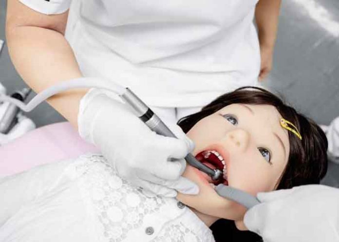 ¡Odontología aterradora! Crean muñeca para entrenamiento que llora y vomita