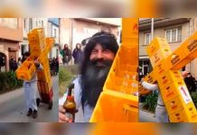 “Jesucristo” se hace viral por cargar una cruz con cajillas de cerveza “Jesucristo” se hace viral por cargar una cruz con cajillas de cerveza