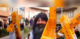 “Jesucristo” se hace viral por cargar una cruz con cajillas de cerveza