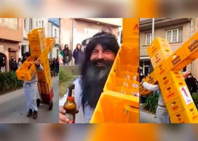 “Jesucristo” se hace viral por cargar una cruz con cajillas de cerveza