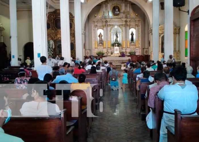 Devotos reparten chicha y celebran a San Benito de Palermo en León