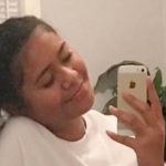 Familia construye una lápida con forma de iPhone tras suicidio de su hija