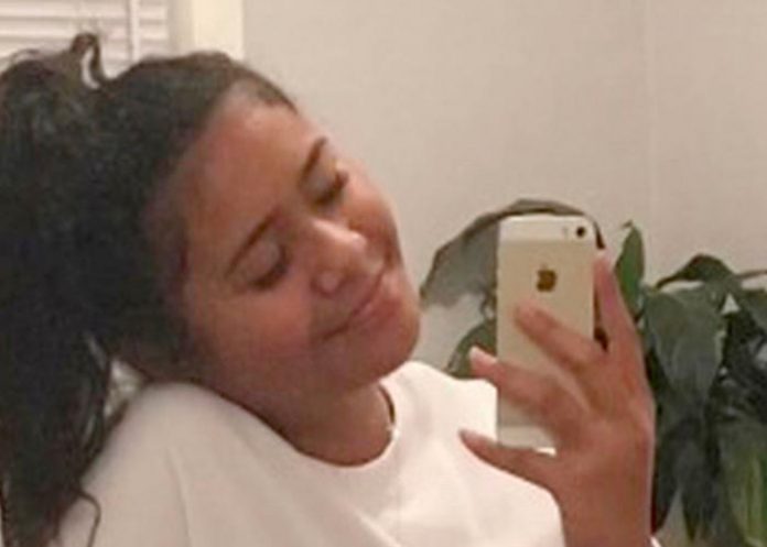 Familia construye una lápida con forma de iPhone tras suicidio de su hija