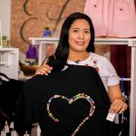 El alma de la técnica del pellizco en las camisetas de Lucrecia Lucrecia, un negocio muy talentoso en Nicaragua