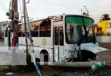 A mitad de camino, Ruta 108 se estrella contra poste en Managua Accidente de bus de la Ruta 108 en Altamira, Managua