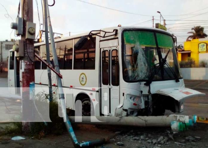 Accidente de bus de la Ruta 108 en Altamira, Managua