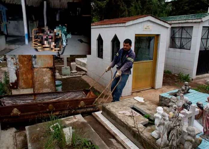 hombre en México saca de la tumba a su madre y la pasea en triciclo