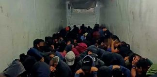 "Coyotes" dejan a 133 migrantes hacinados en un tractocamión en México