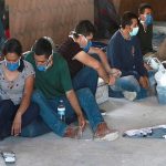 Agentes hallan a 79 migrantes hacinados en un hotel en Ecatepec, México Agentes hallan a 79 migrantes hacinados en un hotel en Ecatepec, México
