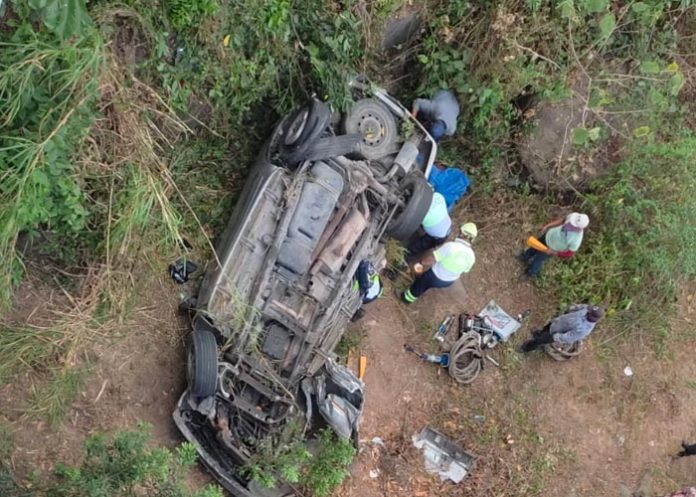 México: Autobús cayó de un puente dejando dos migrantes muertos y heridos