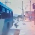 Video: Mujer sufre IMPACTANTE caída por la ventana de un bus en Chile Video: Mujer sufre IMPACTANTE caída por la ventana de un bus en Chile