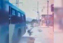 Video: Mujer sufre IMPACTANTE caída por la ventana de un bus en Chile Video: Mujer sufre IMPACTANTE caída por la ventana de un bus en Chile