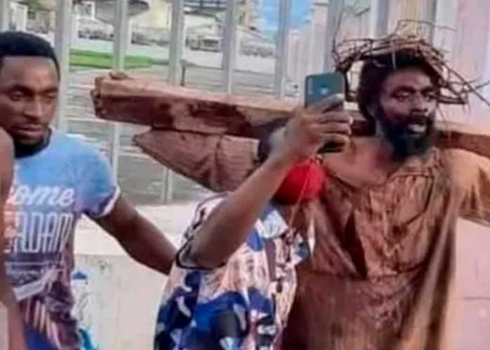 ¡Se lo llevó San Pedro! Joven murió durante la recreación de la crucifixión