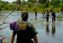 Abuela identifica a niña hondureña abandonada por ‘coyotes’ en el río Bravo Abuela identifica a niña hondureña abandonada por 'coyotes' en el río Bravo