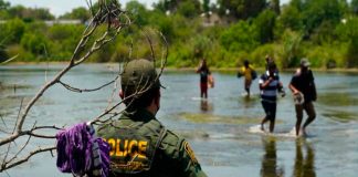 Abuela identifica a niña hondureña abandonada por 'coyotes' en el río Bravo