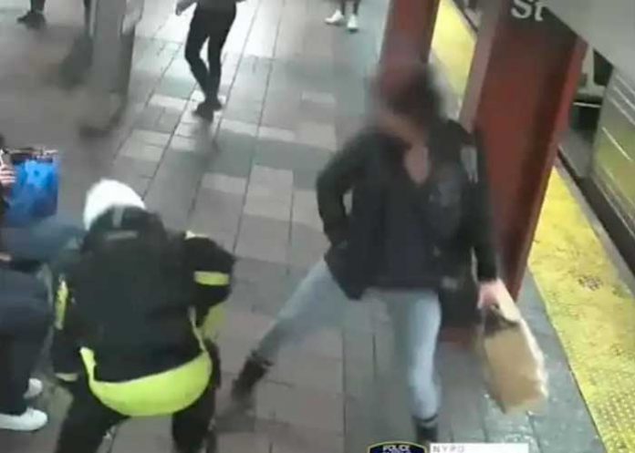 nuev-york2 Violencia incontrolable en Nueva York: Apuñalan a mujer en el Metro