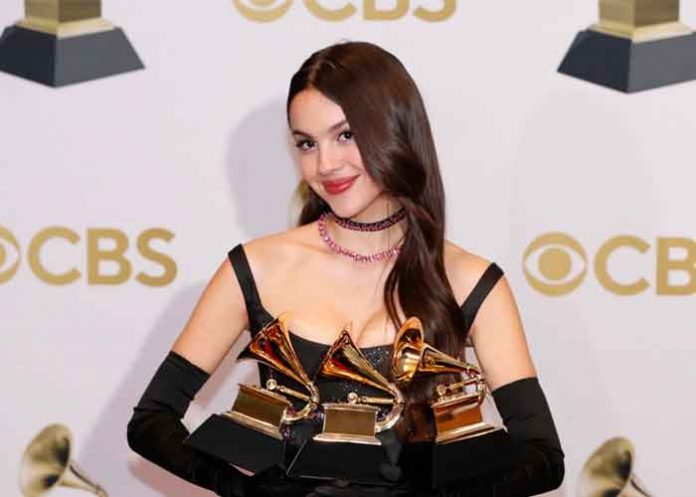 ¡Como Taylor Swift! Olivia Rodrigo tira su Grammy y lo rompe