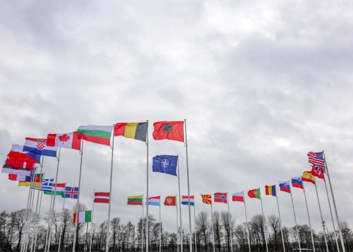 Grupo de banderas junto a la de la OTAN