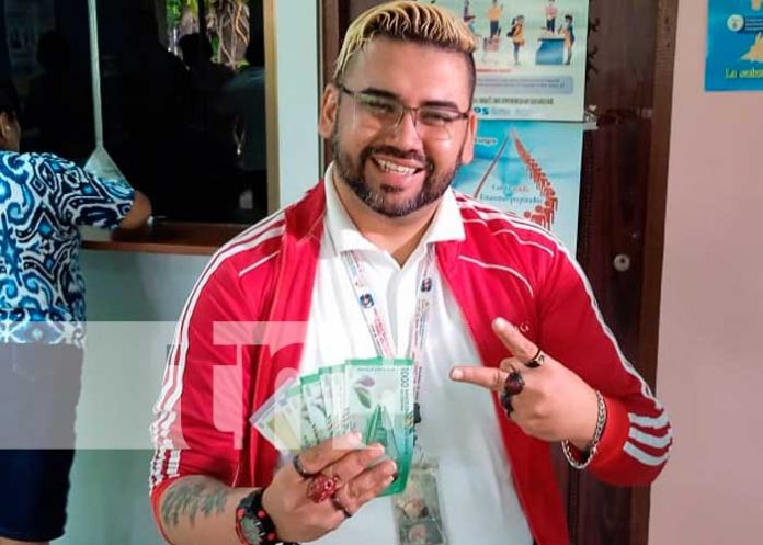 Trabajador del MINSA Nicaragua contento con su pago de mayo