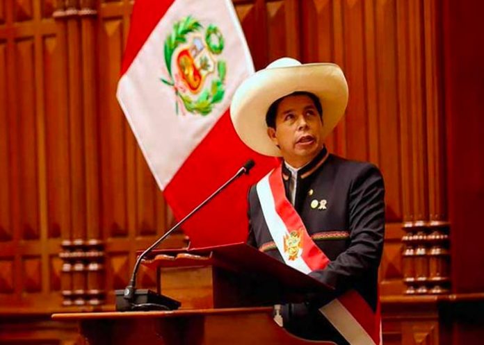 Perú decreta toque de queda ante violentas protestas