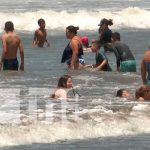 Familias nicaragüenses disfrutan de un rico chapuzón en Pochomil Familias nicaragüenses disfrutan de un rico chapuzón en Pochomil