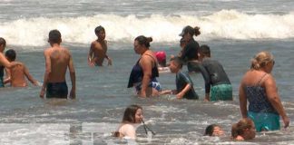Familias nicaragüenses disfrutan de un rico chapuzón en Pochomil