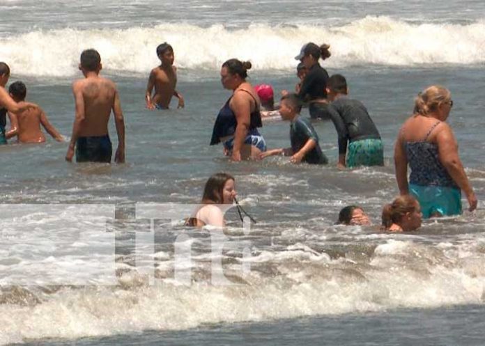 pochomil2 Familias nicaragüenses disfrutan de un rico chapuzón en Pochomil