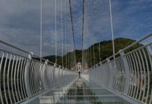 Vietnam inaugura espectacular puente de cristal entre dos montañas